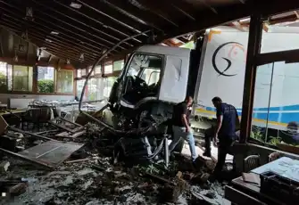 Freni boşalan kamyon, restorana daldı
