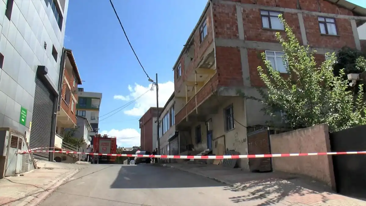 İstanbul&#039;da depremde yıkılma riski bulunan bina tahliye edildi  haberinin görseli