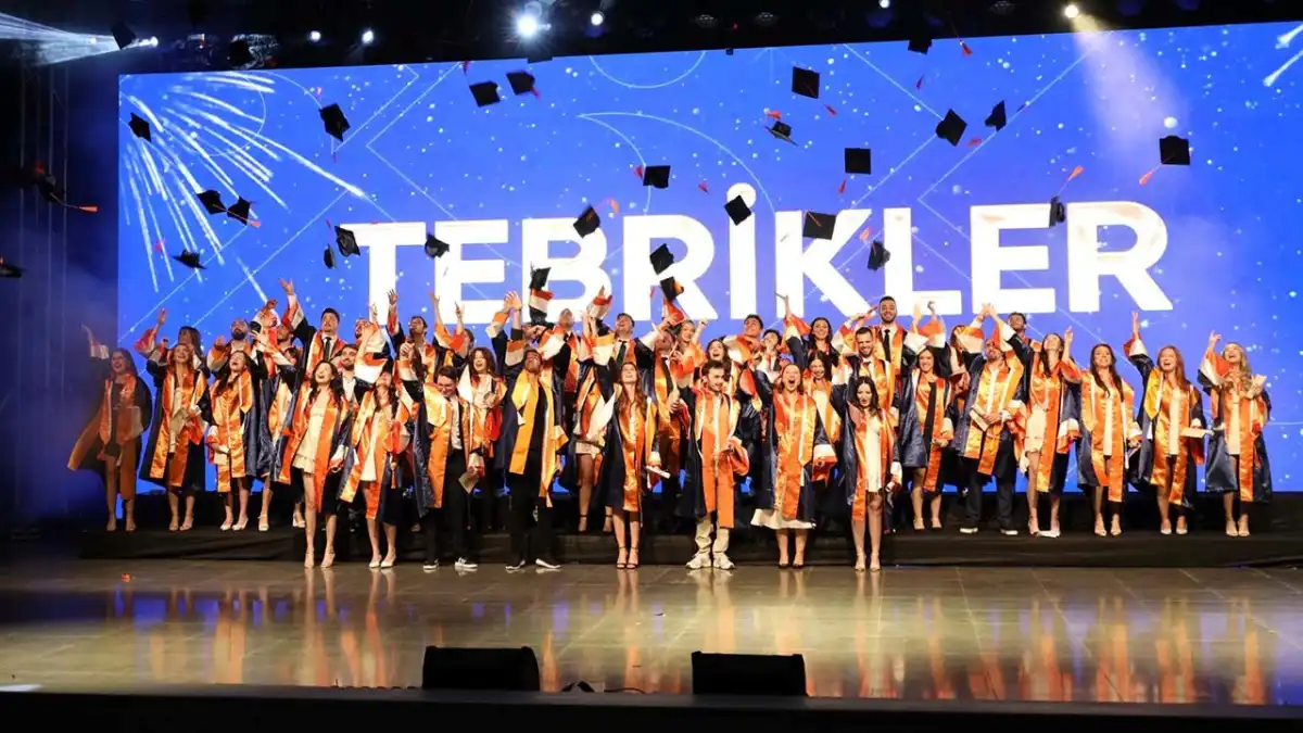 İzmir Ekonomi Üniversitesi’nde mezuniyet coşkusu haberinin görseli
