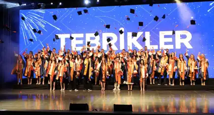 İzmir Ekonomi Üniversitesi’nde mezuniyet coşkusu