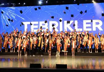 İzmir Ekonomi Üniversitesi’nde mezuniyet coşkusu