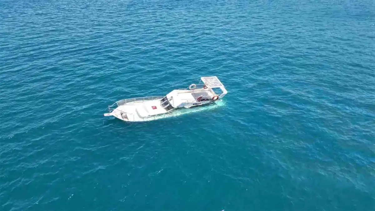 Bodrum’da 10 metrelik ahşap tekne battı haberinin görseli