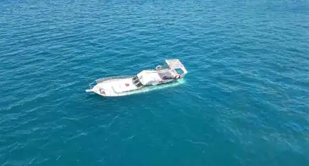 Bodrum’da 10 metrelik ahşap tekne battı