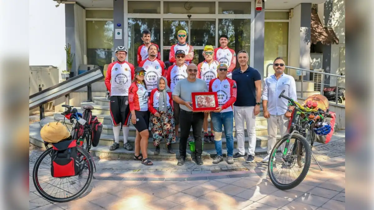 Bornova Belediyesi’nden İzmir’in kurtuluşunun 103’üncü yılına özel anlamlı bisiklet turu haberinin görseli