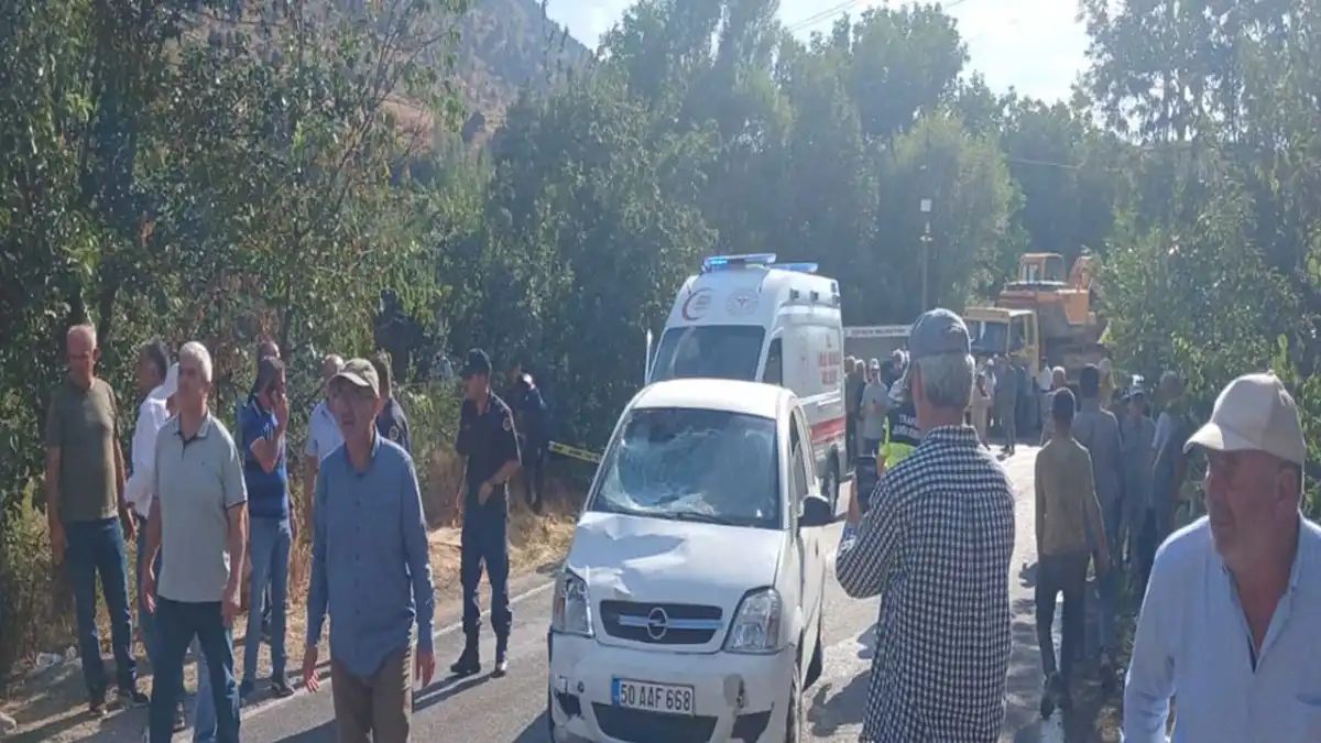 Cenazeye gidenlere otomobil çarptı haberinin görseli
