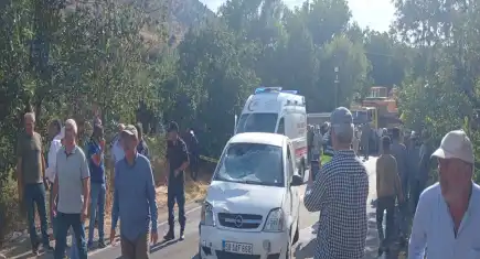 Cenazeye gidenlere otomobil çarptı