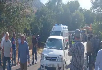 Cenazeye gidenlere otomobil çarptı