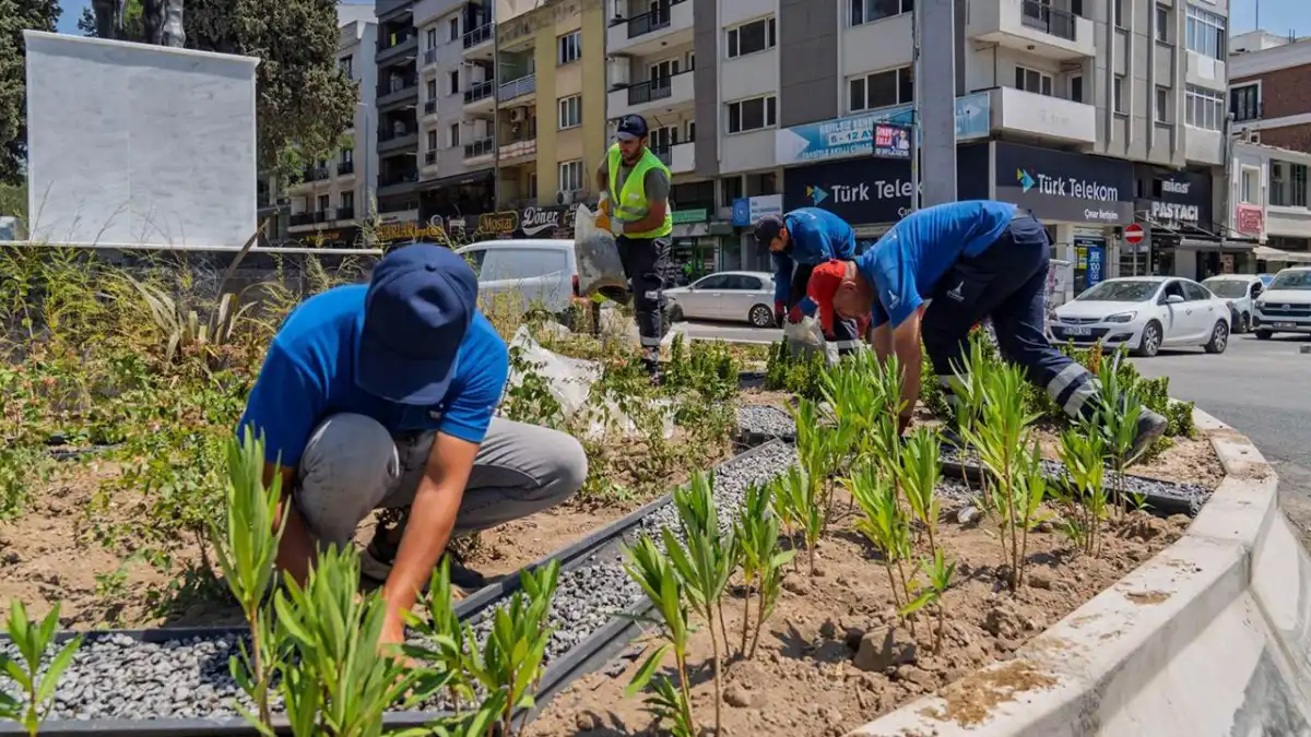 İzmir&#039;deki kavşaklar kuraklığa karşı estetik görünüme kavuşuyor haberinin görseli