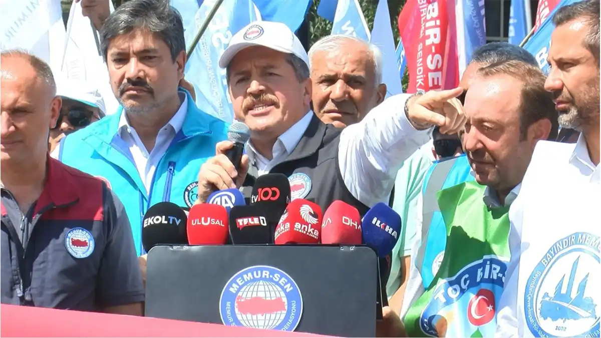 Memur-Sen'den Bakanlık önünde açıklama: Bıçak kemiğe dayandı haberinin görseli