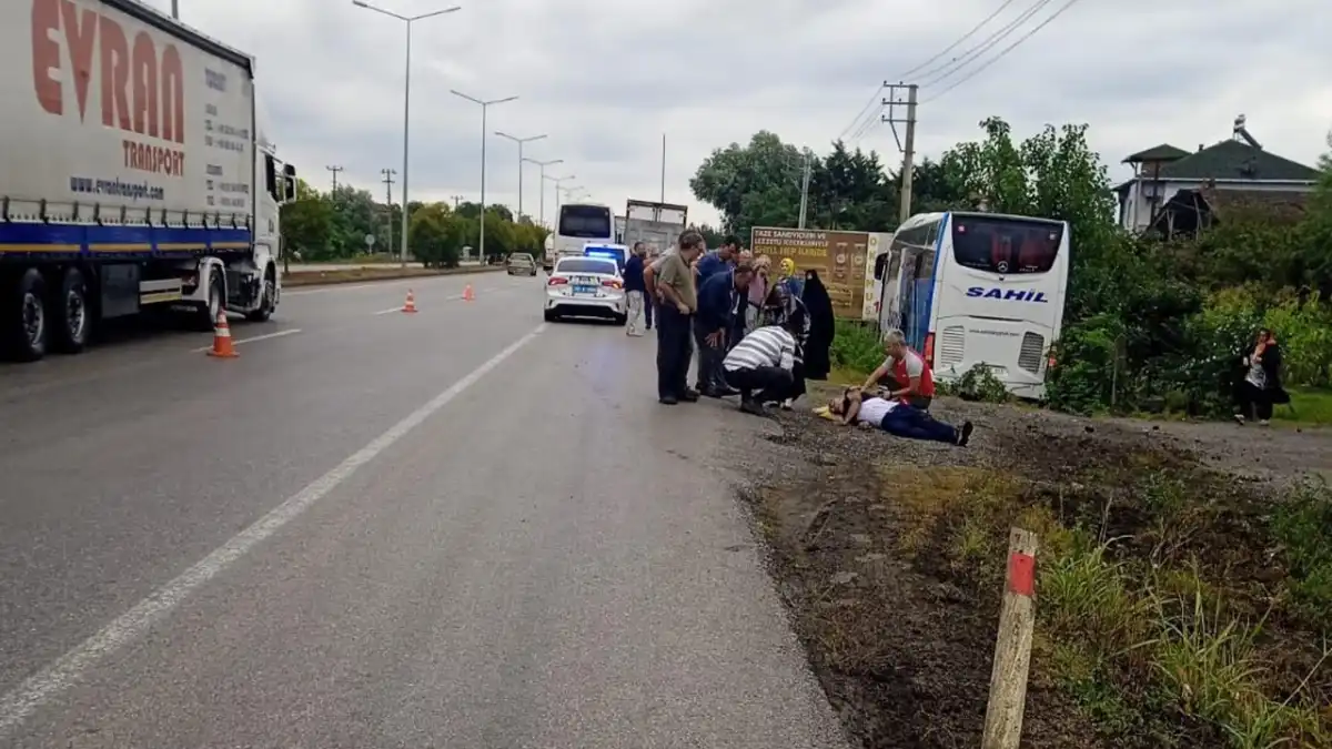 Samsun’da kaza: Yolcu otobüsü kamyonete branda çekenlere çarptı! 2 kişi hayatını kaybetti haberinin görseli