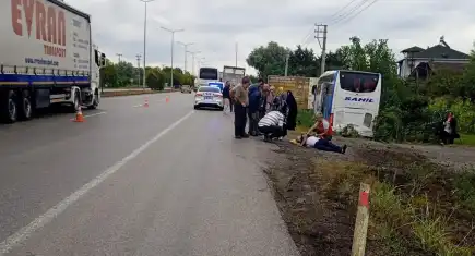 Samsun’da kaza: Yolcu otobüsü kamyonete branda çekenlere çarptı! 2 kişi hayatını kaybetti
