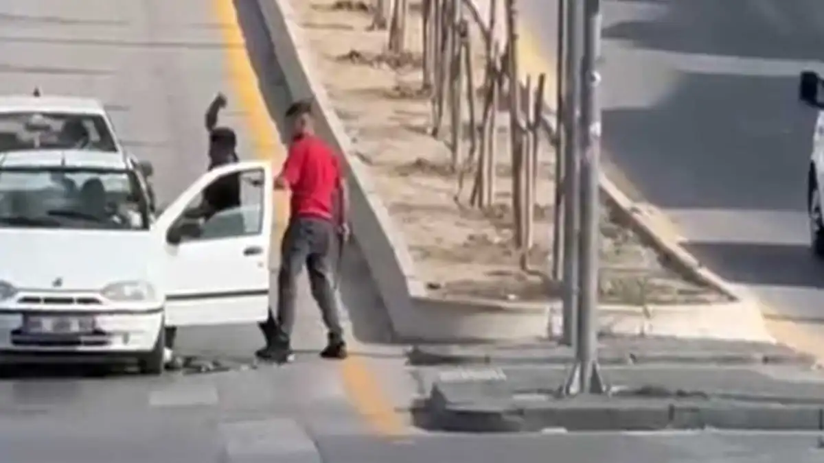Trafikte kılıçlı saldırı! haberinin görseli