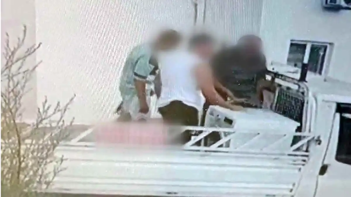 Uzaklaştırma kararına rağmen eve girdi: Ne varsa kamyonete yükledi, götürdü haberinin görseli