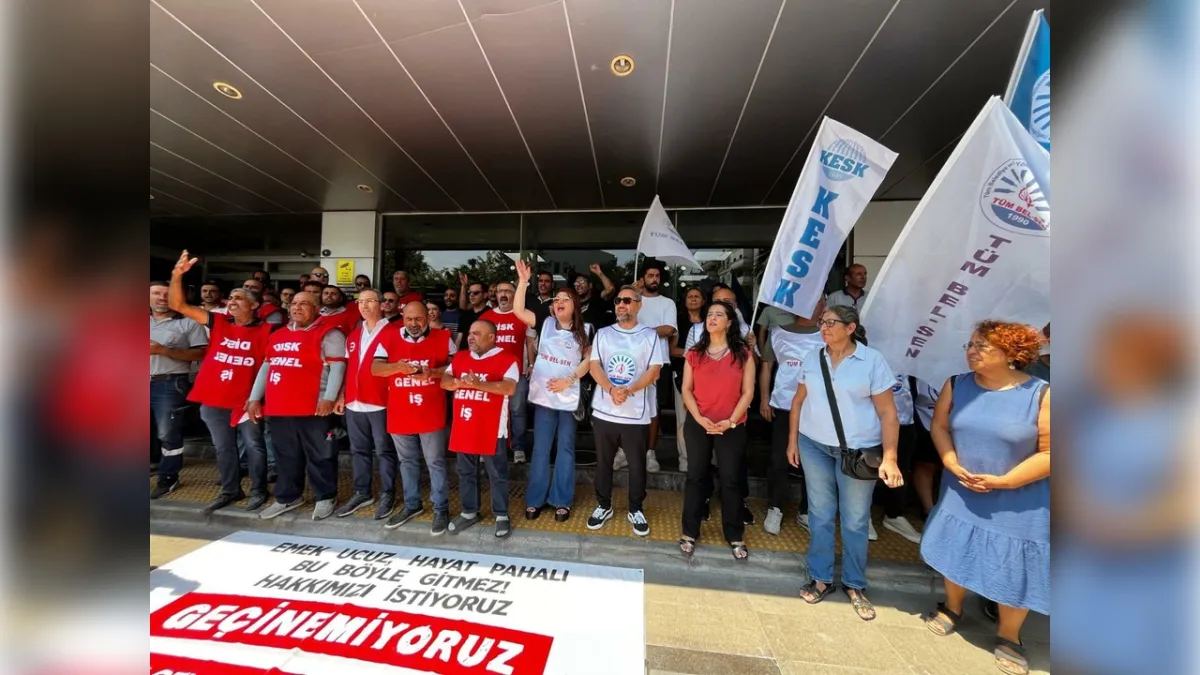 Karşıyaka Belediyesi&#039;nde iş bırakma devam ediyor haberinin görseli