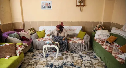 Kentsel dönüşüm mağduru yaşlı kadın yıkılacak binada tek başına kaldı 