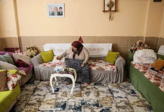Kentsel dönüşüm mağduru yaşlı kadın yıkılacak binada tek başına kaldı 