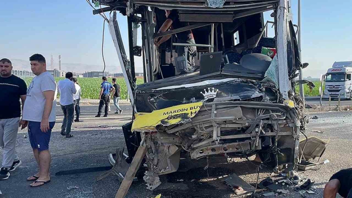 Mardin’de kaza: Halk otobüsü ile tır çarpıştı! 1 ölü 9 yaralı haberinin görseli
