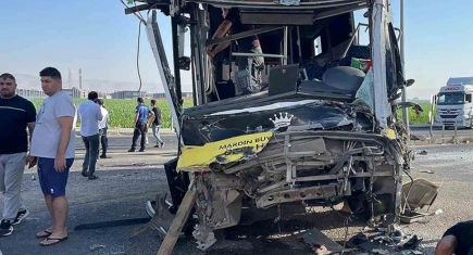 Mardin’de kaza: Halk otobüsü ile tır çarpıştı! 1 ölü 9 yaralı