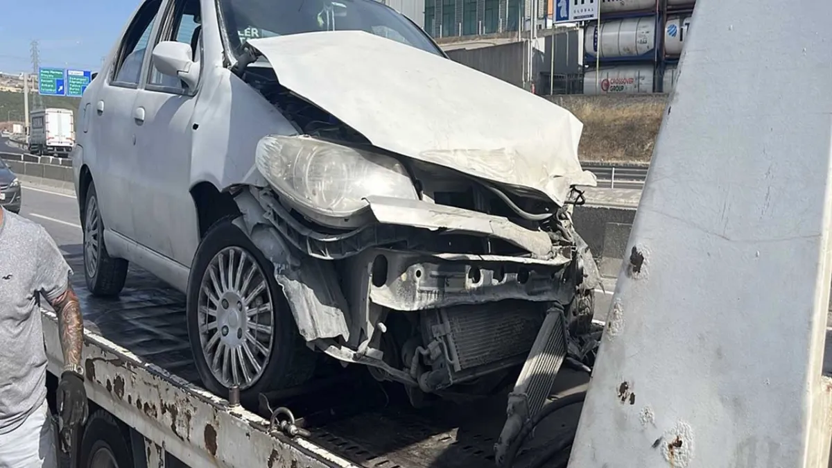 Otomobil, yol kenarındaki bariyere çarptı: Çok sayıda yaralı var! haberinin görseli