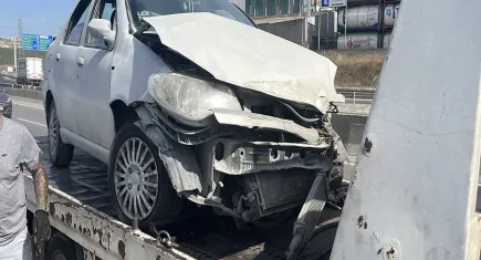 Otomobil, yol kenarındaki bariyere çarptı: Çok sayıda yaralı var!