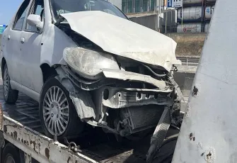 Otomobil, yol kenarındaki bariyere çarptı: Çok sayıda yaralı var!