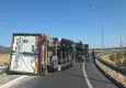 Çay yüklü TIR devrildi