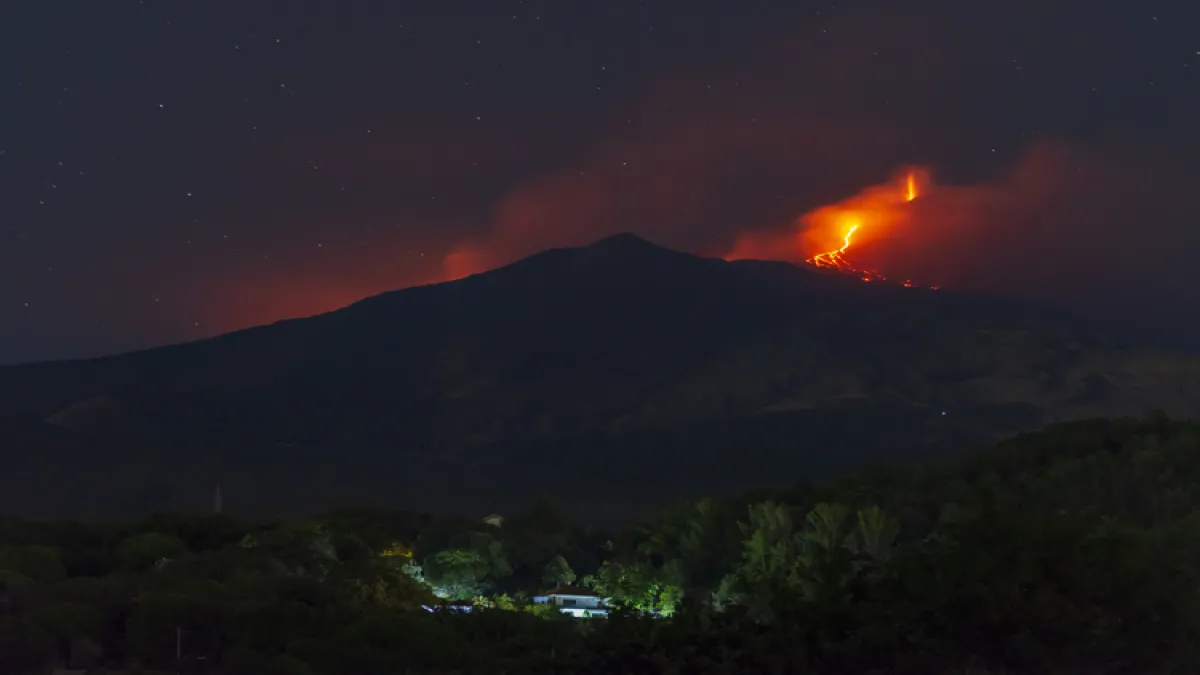Etna Yanardağı alarm veriyor: lavlar 2 kilometreyi aştı, patlama riski büyüyor haberinin görseli