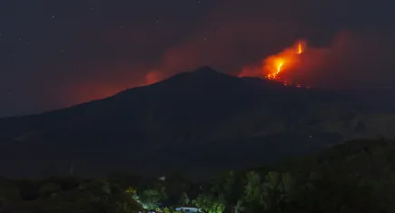 Etna Yanardağı alarm veriyor: lavlar 2 kilometreyi aştı, patlama riski büyüyor