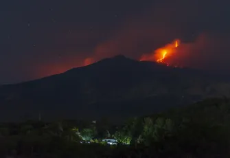 Etna Yanardağı alarm veriyor: lavlar 2 kilometreyi aştı, patlama riski büyüyor