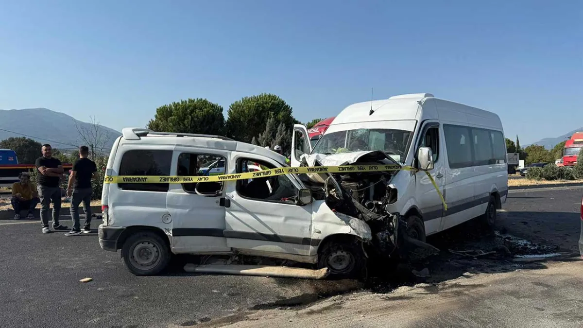 İzmir haber: İşçi servisi ile hafif ticari araç çarpıştı: Ölü ve yaralılar var haberinin görseli