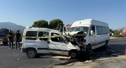 İzmir haber: İşçi servisi ile hafif ticari araç çarpıştı: Ölü ve yaralılar var