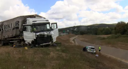 İstanbul’da kaza: TIR'ın çarptığı jandarma aracı su kanalına düştü