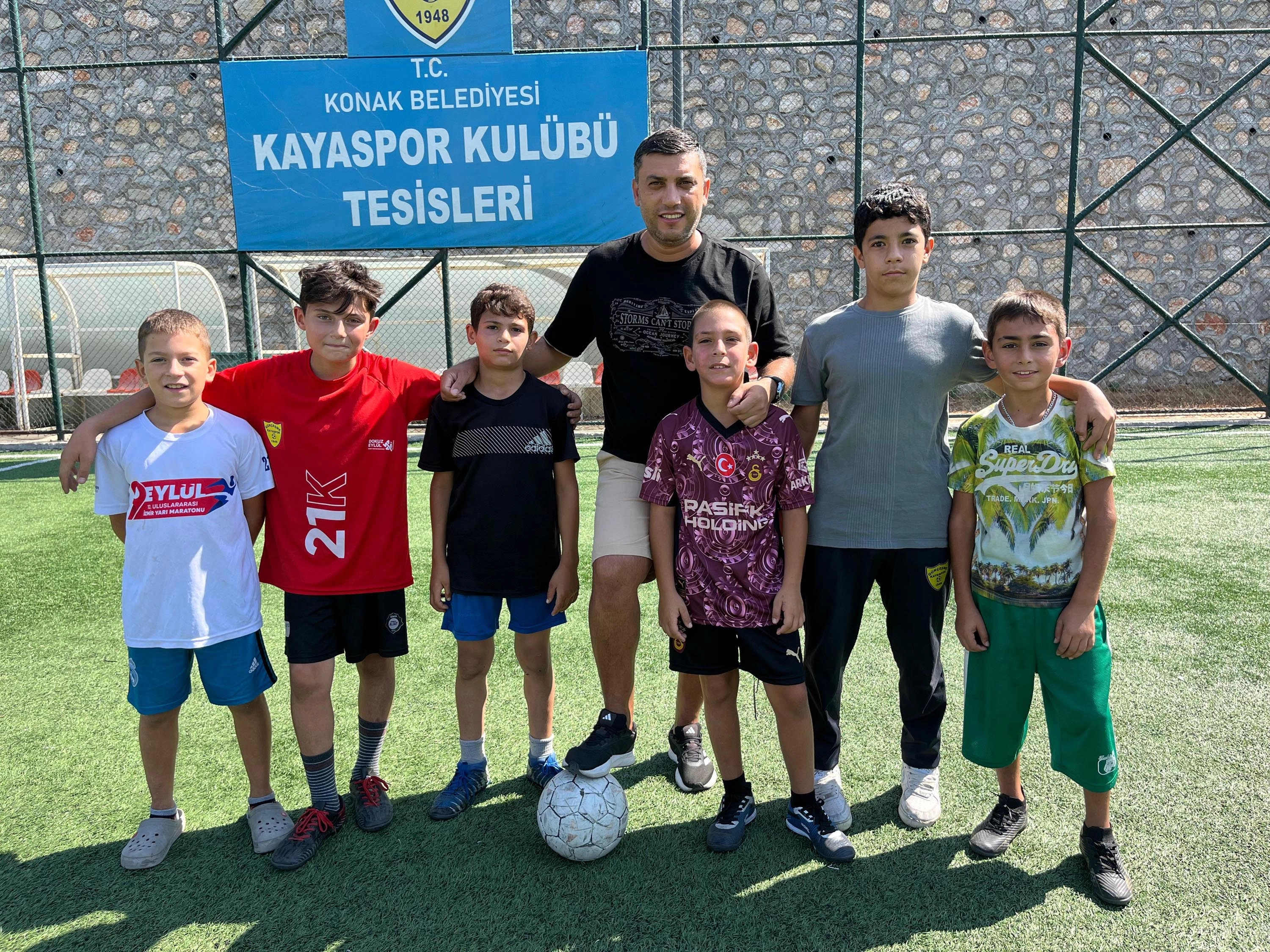 İzmir’de Samet Hoca, Dezavantajlı Çocukları Futbolla Geleceğe Taşıyor başlıklı video haberin görseli
