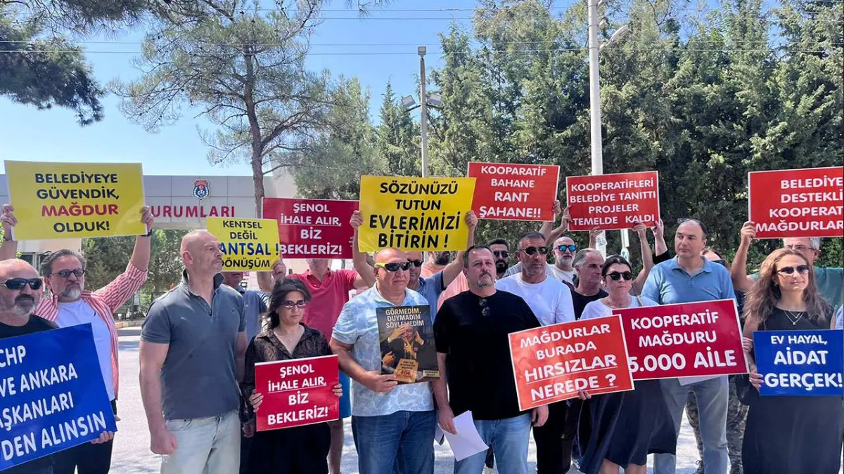 Kooperatif mağdurları kırmızı halıyla ses yükseltti: Halının altında ezilenleriz! haberinin görseli