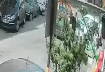 Seyyar satıcı tartıştığı müşterisine kamyonetiyle çarptı