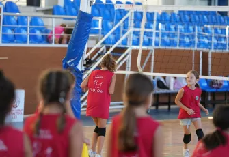 Urla Belediye Spor Kulübü çocukları ücretsiz branşlarla buluşturuyor