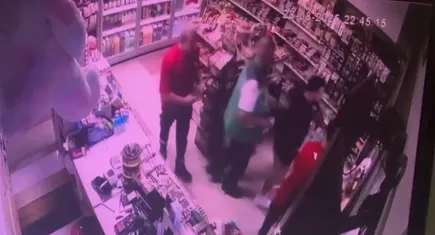 Akaryakıt istasyonunda yumruklu ve bıçaklı kavga