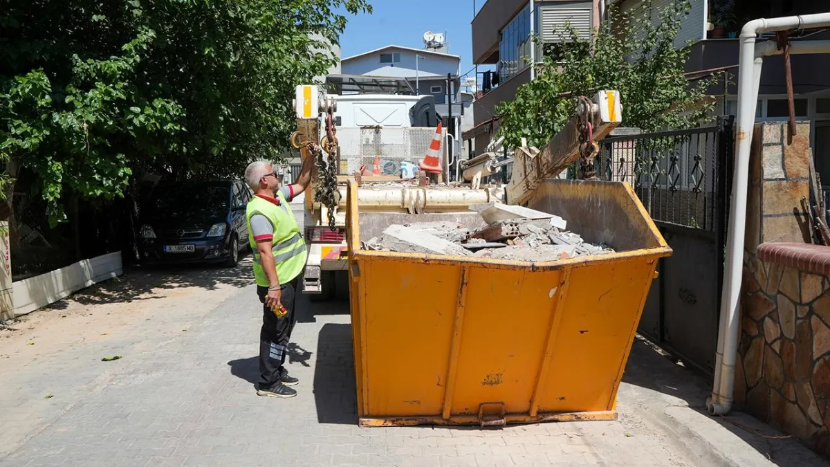 Gaziemir’de moloz atıkları adresten alınıyor haberinin görseli