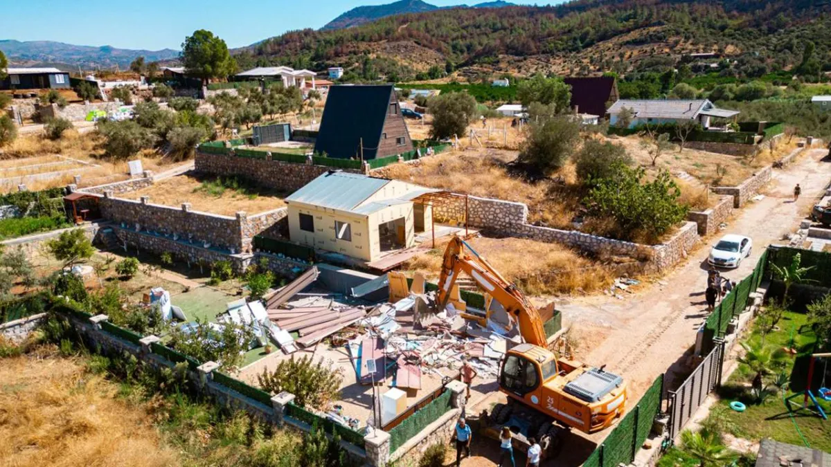 Seferihisar&#039;da kaçak yapılar yıkılıyor haberinin görseli