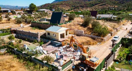 Seferihisar'da kaçak yapılar yıkılıyor