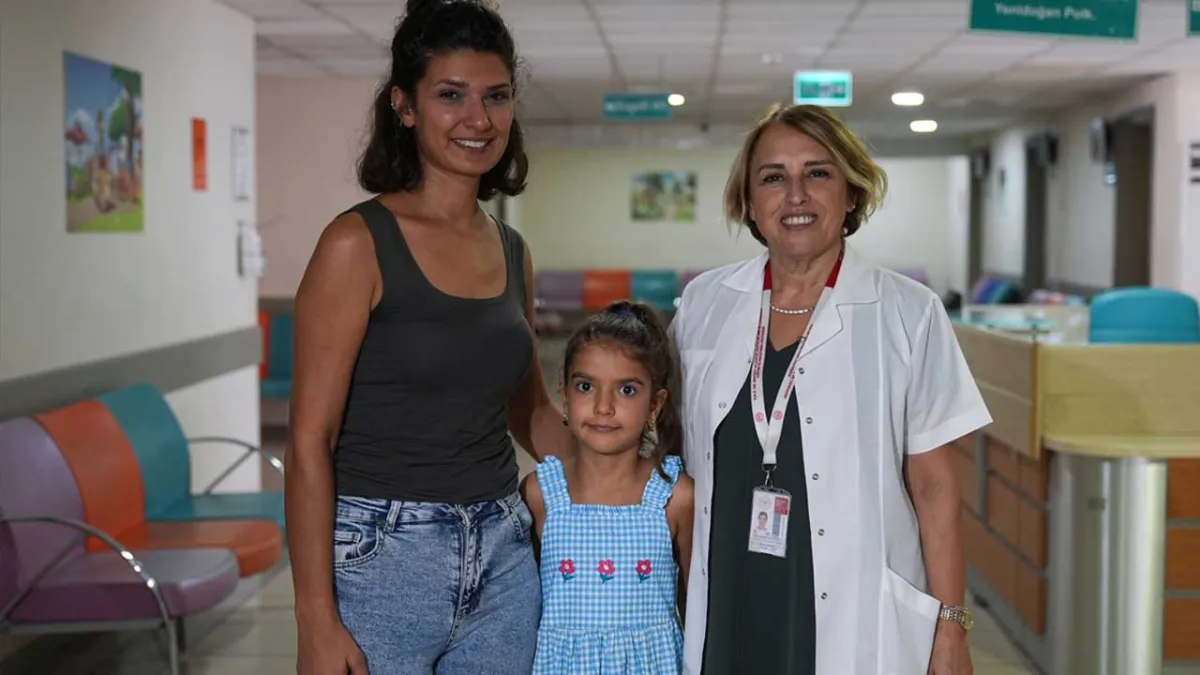 Süt alerjisi olan çocuk, 1,5 yıllık tedavinin ardından 5 yaşında dondurma yiyebildi haberinin görseli