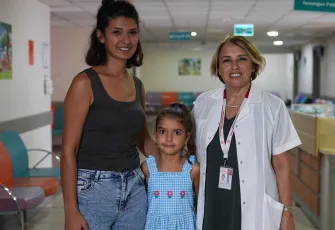 Süt alerjisi olan çocuk, 1,5 yıllık tedavinin ardından 5 yaşında dondurma yiyebildi