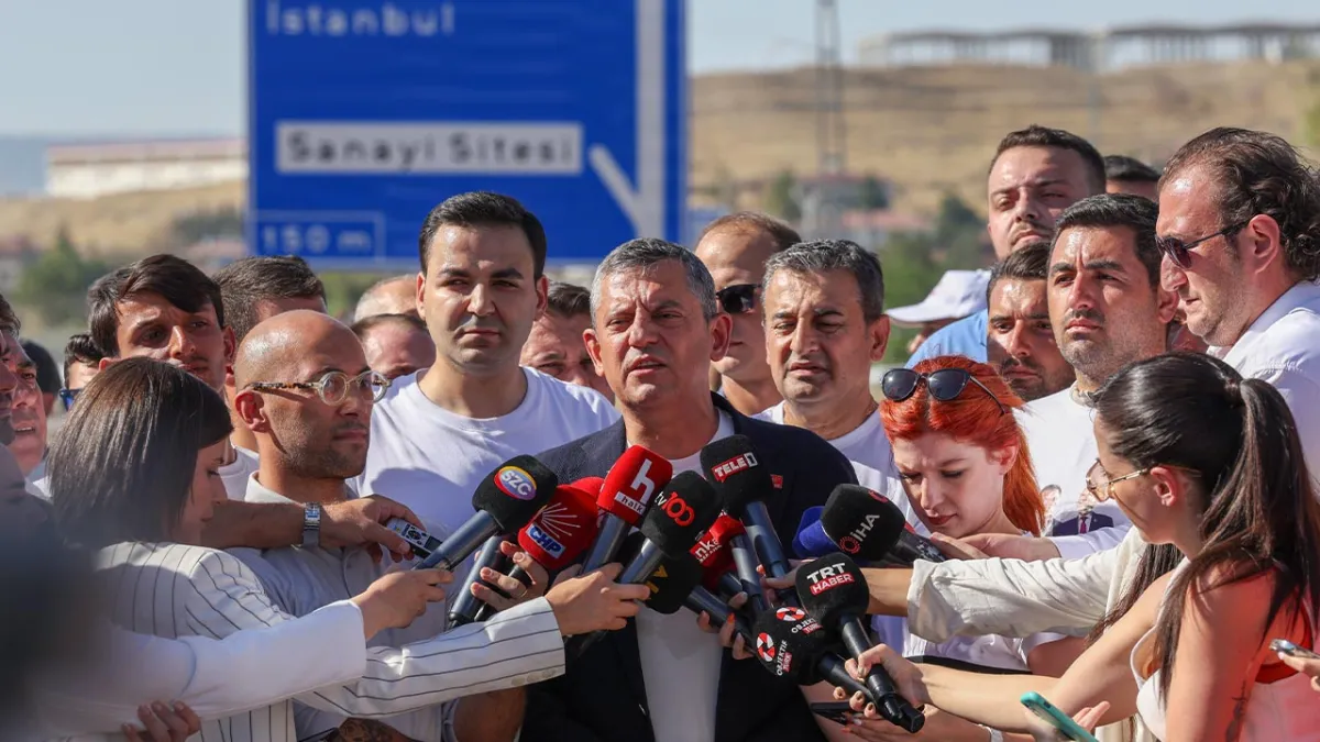 CHP lideri Özgür Özel: Atatürk&#039;ü silenleri millet kalbinden silmiştir haberinin görseli