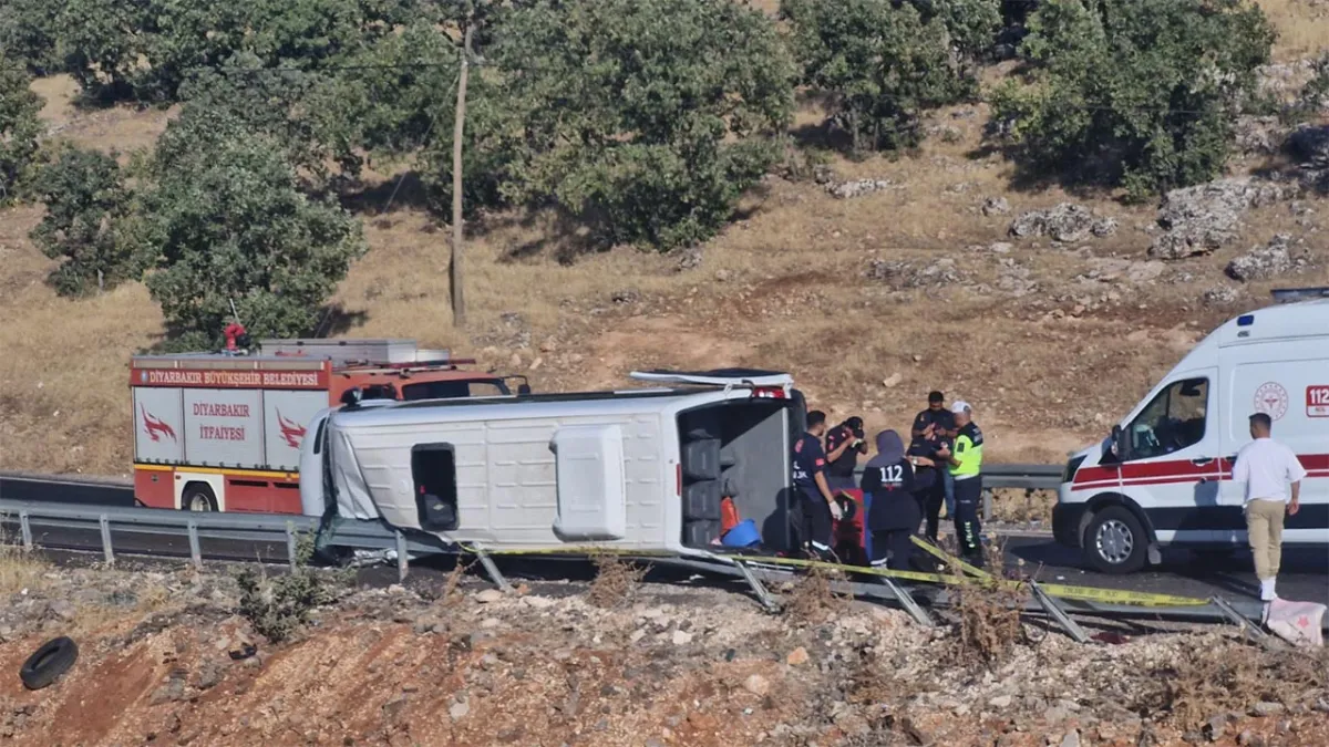 Diyarbakır’da kaza: Minibüs devrildi, 1 kişi hayatını kaybetti haberinin görseli