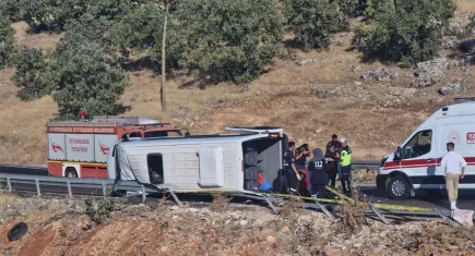 Diyarbakır’da kaza: Minibüs devrildi, 1 kişi hayatını kaybetti