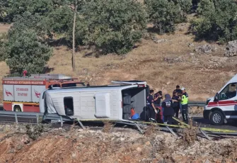 Diyarbakır’da kaza: Minibüs devrildi, 1 kişi hayatını kaybetti