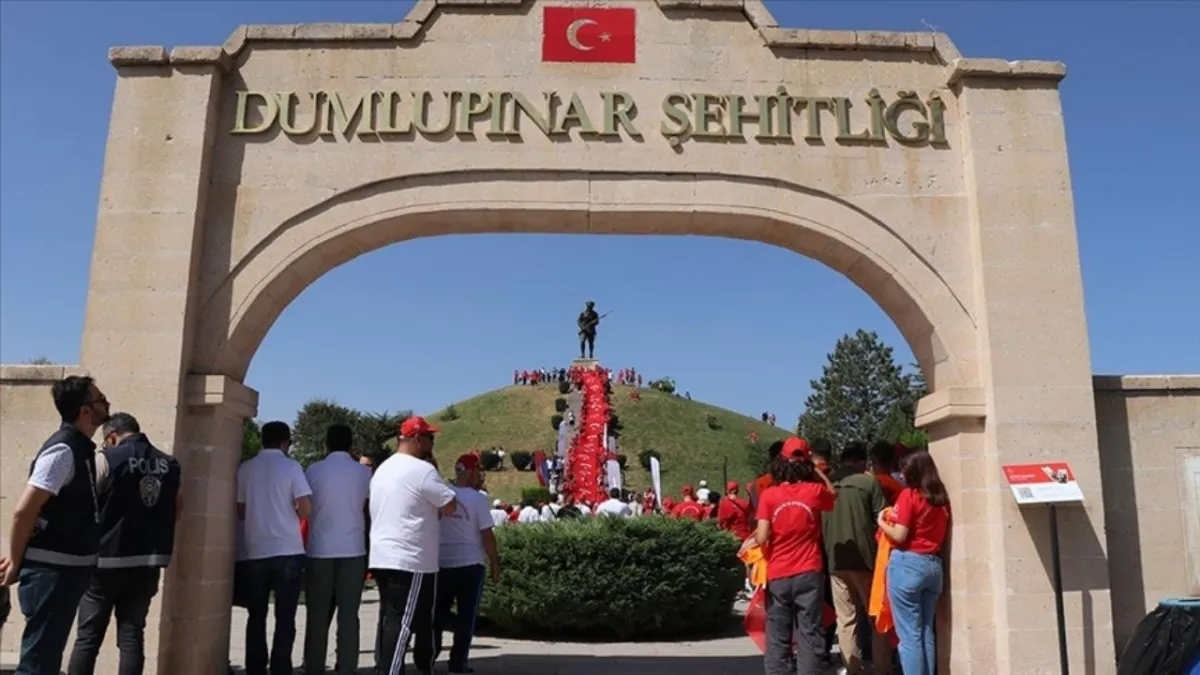 Dumlupınar Şehitliği&#039;nde Zaferin 103. yılı coşkusu: Binlerce vatandaş Şehitleri andı haberinin görseli