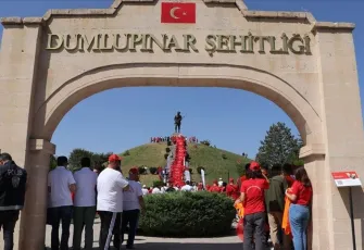 Dumlupınar Şehitliği'nde Zaferin 103. yılı coşkusu: Binlerce vatandaş Şehitleri andı