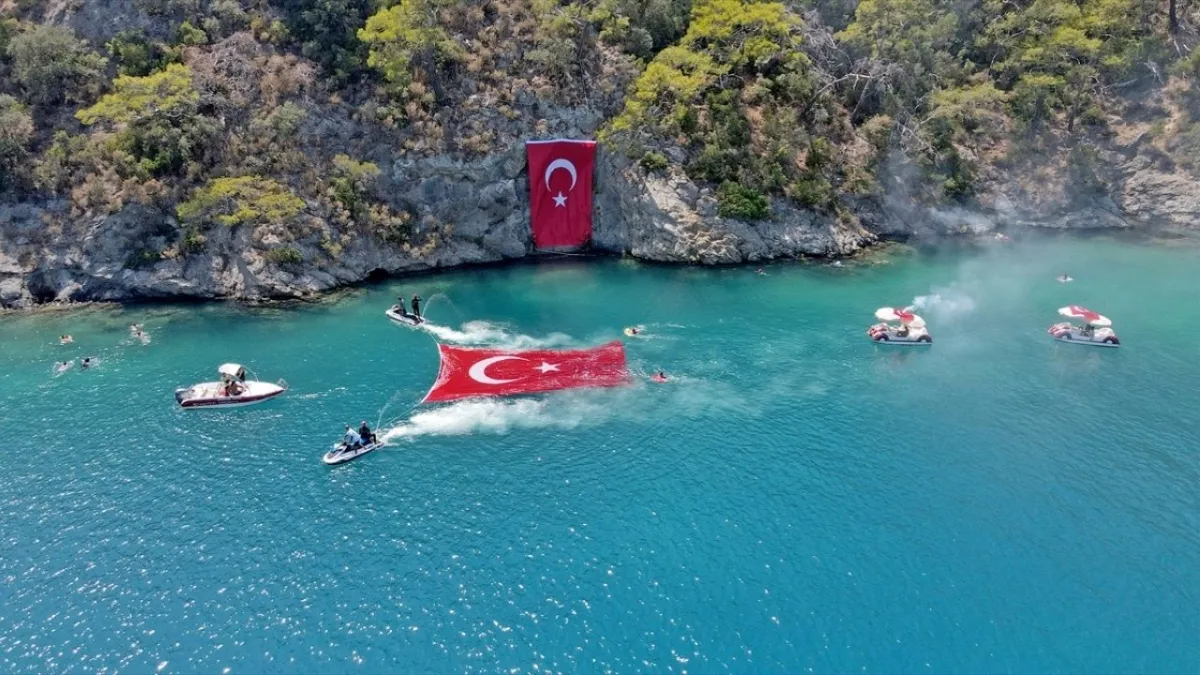 Fethiye&#039;de Zafer Bayramı&#039;na Özel Gökyüzü ve Denizde Türk Bayrağı Şov! haberinin görseli