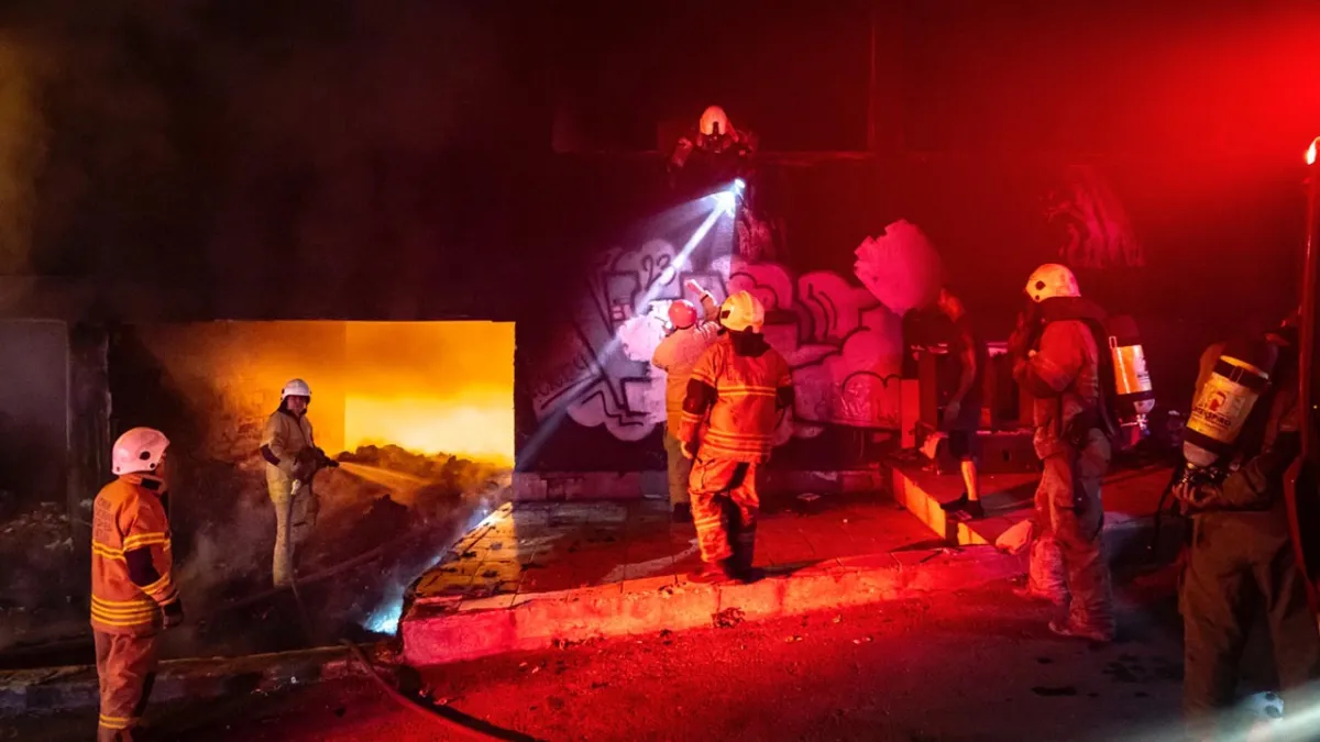 İzmir Konak’ta metruk binada yangın: İtfaiye 2 kişiyi kurtardı haberinin görseli